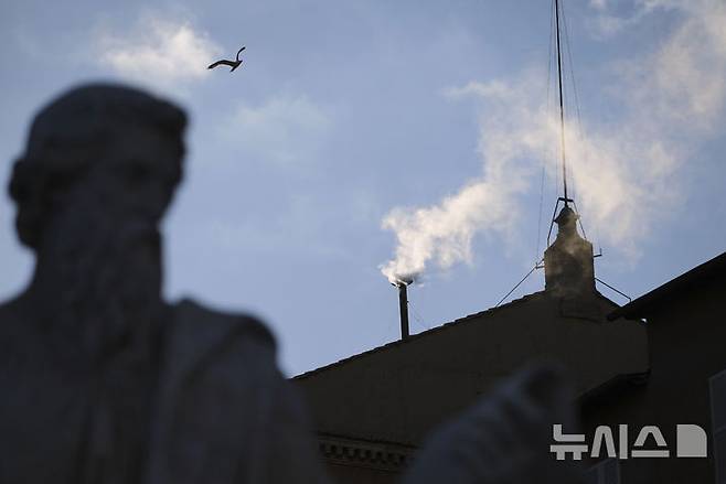 [바티칸=AP/뉴시스] 8일(현지 시간) 오후 9시경 바티칸 시국 시스티나 성당 굴뚝에서 교황 선출을 알리는 흰색 연기가 피어오르고 있다. 이날 제267대 교황으로 미국의 로버트 프랜시스 프레보스트(69) 추기경이 선출됐다.  새 교황의 즉위명은 '레오 14세'로  '레오'는 라틴어로 '사자'를 뜻한다. 2025.05.09.