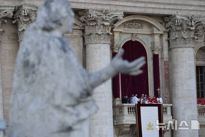 [바티칸=AP/뉴시스] 8일(현지 시간) 바티칸 성베드로 대성당 중앙 '강복의 발코니'에 선 추기경들의 모습. 이날 제267대 교황에 미국의 로버트 프랜시스 프레보스트(69) 추기경이 선출됐다. 새 교황의 즉위명은 '레오 14세'로 '레오'는 라틴어로 '사자'를 뜻한다. 2025.05.09.