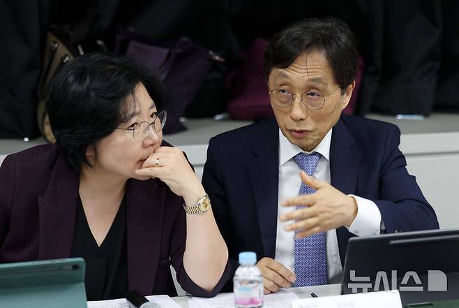 [서울=뉴시스] 홍효식 기자 = 이종태(오른쪽) 한국의과대학·의학전문대학원협회(KAMC) 이사장과 김홍순 교육부 의대교육지원관이 30일 서울 종로구 서울대 치과병원 본관에서 열린 교육부-의대학장 회의에 앞서 대화를 나누고 있다. 2025.04.30. yesphoto@newsis.com