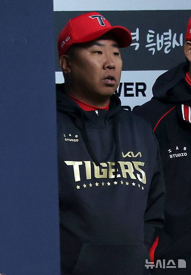 [서울=뉴시스] 홍효식 기자 = 4일 서울 송파구 잠실야구장에서 열린 2025 KBO리그 KIA 타이거즈와 LG 트윈스의 경기, 이범호 KIA 감독이 경기를 지켜보고 있다. 2025.04.04. yesphoto@newsis.com