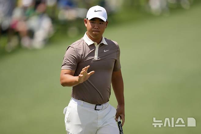 [오거스타=AP/뉴시스] 김주형이 11일(현지 시간) 미 조지아주 오거스타 내셔널 골프클럽에서 열린 제89회 마스터스 토너먼트 2라운드 2번 홀에서 버디를 기록한 후 인사하고 있다. 김주형은 중간 합계 2오버파 146타 공동 40위를 기록했다. 2025.04.12.