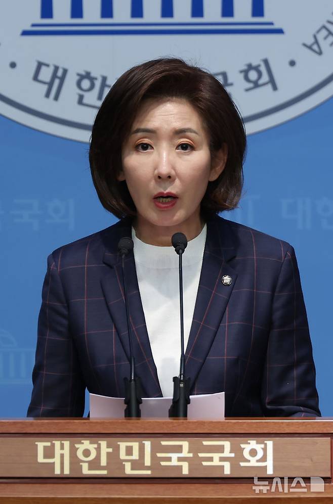 [서울=뉴시스] 고승민 기자 = 나경원 국민의힘 의원이 30일 서울 여의도 국회 소통관에서 김문수 대선 경선 후보 지지 기자회견을 하고 있다. 2025.04.30. kkssmm99@newsis.com