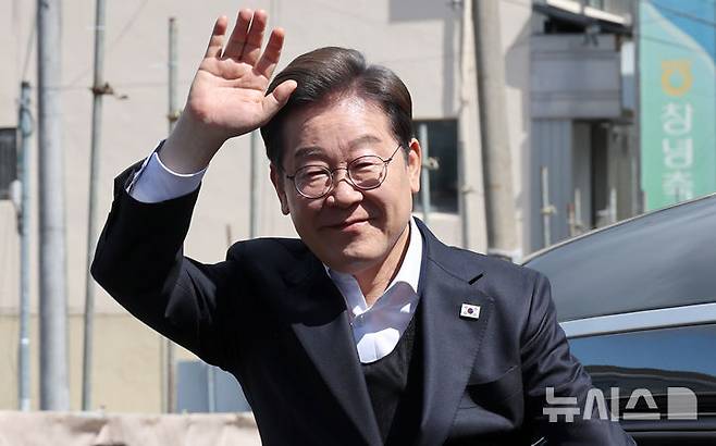 [창녕=뉴시스] 조성우 기자 = 민심을 청취하는 '경청 투어'에 나선 이재명 더불어민주당 대선후보가 10일 경남 창녕군 창녕시장 인근에 도착해 손을 흔들어 군민들에게 인사하고 있다. 2025.05.10. xconfind@newsis.com
