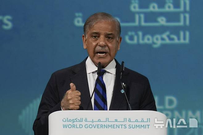 [두바이=AP/뉴시스] 파키스탄 군이 인도를 상대로 본격적인 군사작전을 개시한 이후 셰바즈 샤리프 파키스탄 총리가 최고의사결정 회의를 소집했다. 사진은 지난 2월11일 샤리프 총리가 아랍에미리트(UAE) 두바이에서 열린 세계정부정상회의에서 연설하는 모습. 2025.05.10