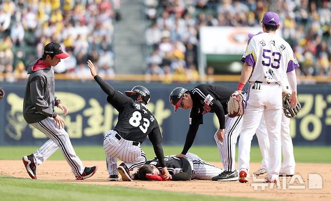 [서울=뉴시스] 김선웅 기자 = 지난 6일 서울 송파구 잠실야구장에서 열린 2025 프로야구 LG 트윈스 vs 두산 베어스의 경기, 8회초 무사, 1루 주자 LG 오스틴이 진루 중 두산 2루수 강승호와 충돌해 쓰러져 있다. 2025.05.06. mangusta@newsis.com