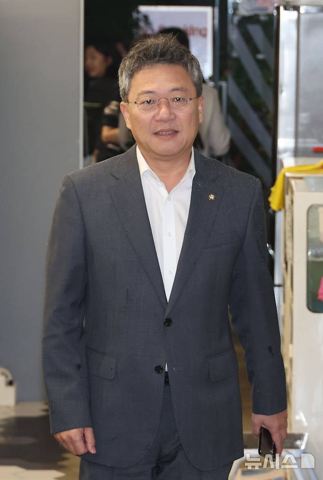 [서울=뉴시스] 고승민 기자 = 박정하 국민의힘 의원이 22일 서울 여의도의 한 식당에서 열리는 친 한동훈계 만찬 모임에 참석하고 있다. 2024.10.22. kkssmm99@newsis.com