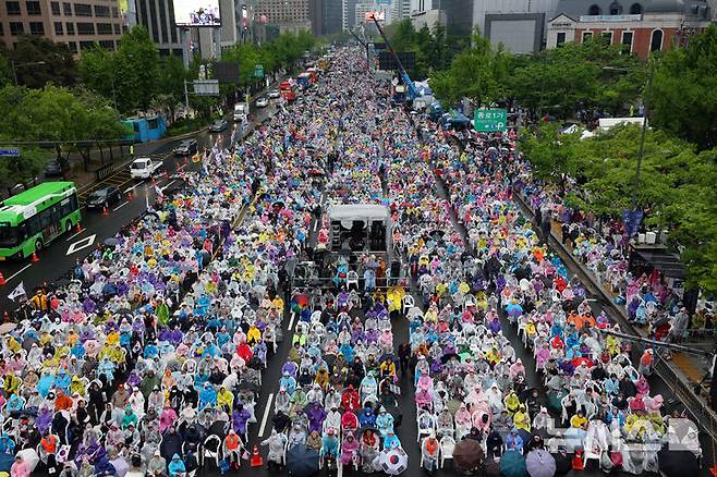 [서울=뉴시스] 김명년 기자 = 10일 오후 서울 종로구 세종대로에서 자유통일당 주최 국민저항권 광화문 국민대회가 열리고 있다. 2025.05.10. kmn@newsis.com