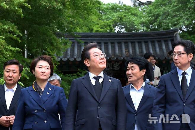 [남해=뉴시스] 조성우 기자 = 민심을 청취하는 '경청 투어'에 나선 이재명 더불어민주당 대선후보가 10일 경남 남해군 충렬사 이순신 장군 사당을 참배한 뒤 김경수(오른쪽) 총괄선대위원장과 함께 이동하고 있다. 2025.05.10. xconfind@newsis.com