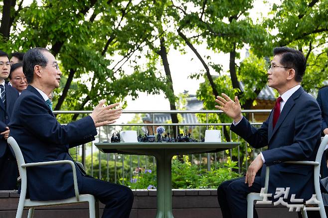 8일 오후 국민의힘 김문수 대선 후보와 한덕수 예비후보가 국회 사랑재 카페에서 공개회동을 하고 있다. 황진환 기자