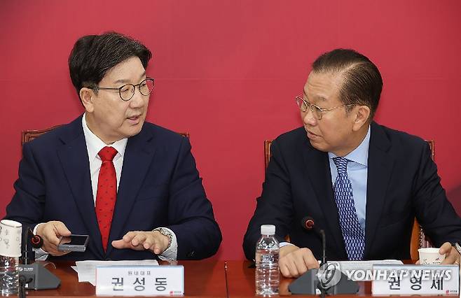 (서울=연합뉴스) 박동주 기자 = 국민의힘 권영세 비상대책위원장과 권성동 원내대표가 8일 국회에서 열린 비상대책위원회의에서 대화하고 있다. 2025.5.8 pdj6635@yna.co.kr 연합뉴스