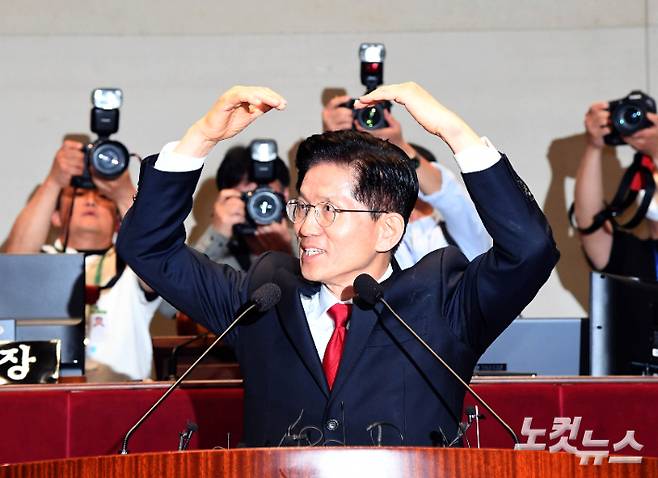 국민의힘 김문수 대선후보가 9일 국회에서 열린 의원총회에 참석해 발언 중 의원들을 향해 손하트를 만들고 있다. 황진환 기자