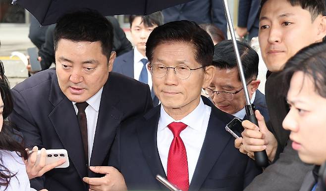 지난 9일 당시 국민의힘 김문수 대선 후보가 여의도 국회에서 열린 의원총회에서 권영세 비상대책위원장과 충돌 후 의총장에서 나와 국회를 떠나는 모습. 연합뉴스