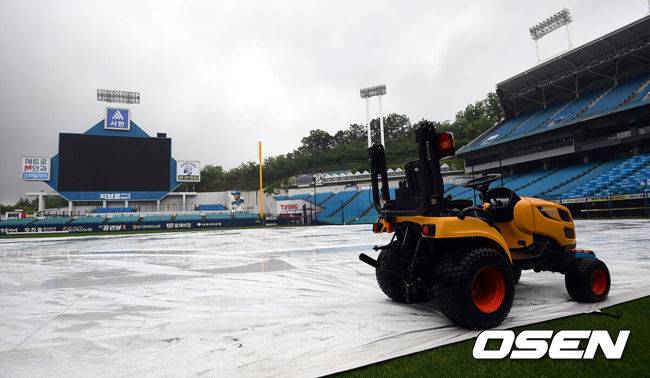 [OSEN=대구, 이석우 기자] 9일 대구삼성라이온즈파크에서 2025 신한 SOL 뱅크 KBO 리그 삼성 라이온즈와 LG 트윈스의 경기가 열린다. 홈팀 삼성은 후라도가, 방문팀 LG는 손주영이 선발 출전한다. 대구 삼성라이온즈파크에 비가 내리자 방수포를 덮어 놓고 있다. 2025.05.09 / foto0307@osen.co.kr