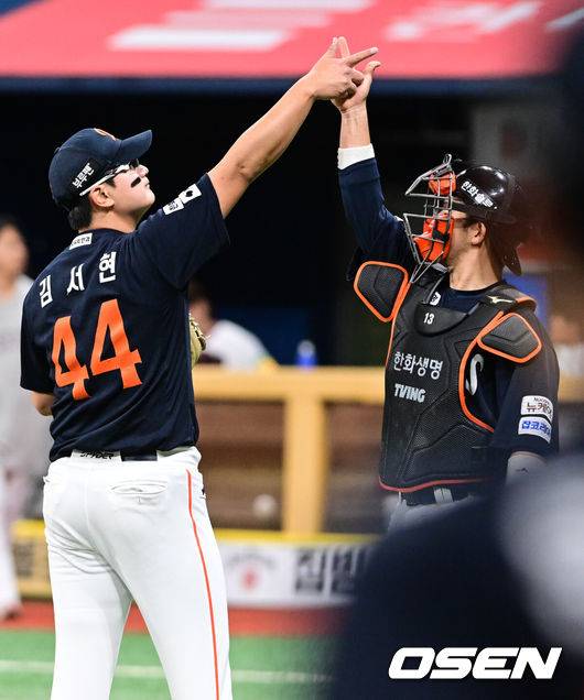 [OSEN=고척, 조은정 기자]프로야구 한화 이글스가 26년 만에 10연승에 성공했다.&nbsp;한화는 9일 서울 고척스카이돔에서 열린 ‘2025 신한은행 SOL Bank KBO리그’ 키움 히어로즈와의 경기에서 7-5&nbsp;역전승을 거두고 10연승을 질주했다. 한화가 10연승을 기록한 것은 한화가&nbsp;유일하게&nbsp;한국시리즈 우승을 차지한&nbsp;1999년 9월 24일 현대전부터 10월 5일 삼성전까지 10연승을 기록한 이후 26년 만이다.한화 김서현, 최재훈 배터리가 10연승을 거두며 기뻐하고 있다. 2025.05.09 /cej@osen.co.kr