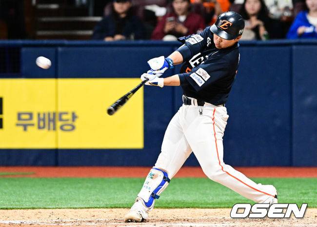 [OSEN=고척, 조은정 기자]9일 오후 서울 고척스카이돔에서 2025 신한 SOL Bank KBO리그 키움 히어로즈와 한화 이글스의 경기가 열린다.이날 홈팀 키움은 하영민을 원정팀 한화는 엄상백을 선발 투수로 내세웠다.9회초 2사 한화 문현빈이 역전 솔로 홈런을 날리고 있다. 2025.05.09 /cej@osen.co.kr