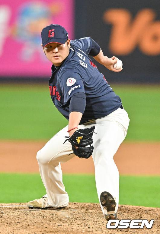 [OSEN=수원, 박준형 기자] 24일 수원KT위즈파크에서 ‘2024 신한 SOL BANK KBO리그’ KT 위즈와 롯데 자이언츠의 경기가 진행됐다.이날 KT는 엄상백을 롯데는 김진욱을 선발투수로 내세웠다.7회말 롯데 한현희 투수가 역투하고 있다. 2024.09.24  / soul1014@osen.co.kr