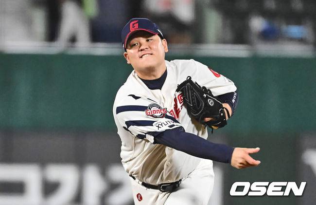 [OSEN=부산, 이석우 기자] 29일 부산 사직야구장에서 2024 신한 SOL 뱅크 KBO 리그 롯데 자이언츠와 한화 이글스의 경기가 열렸다. 홈팀 롯데는 윌커슨이 선발 출전하고 한화는 바리아가 선발 출전했다.롯데 자이언츠 한현희가 역투하고 있다. 2024.08.29 /