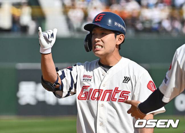 [OSEN=부산, 이석우 기자] 4일 부산 사직야구장에서 2025 신한 SOL 뱅크 KBO 리그 롯데 자이언츠와 NC 다이노스의 경기가 열렸다. 홈팀 롯데는 반즈, 방문팀 NC는 김녹원이 선발 출전했다.롯데 자이언츠 황성빈이 4회말 1사 1,2루 중견수 오른쪽 안타를 치고 세리머니를 하고 있다. 2025.05.04 / foto0307@osen.co.kr