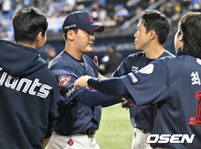 [OSEN=잠실, 조은정 기자]18일 오후 서울 잠실야구장에서 ‘2024 신한 SOL Bank KBO리그’ LG 트윈스와 롯데 자이언츠의 경기가 열렸다.홈팀 LG 선발 투수는 켈리다. 올 시즌 4경기에서 1승 1패 평균자책점 2.88을 기록하고 있다. 원정팀 롯데는 선발 투수 박세웅이 나선다. 올 시즌 4경기에서 1승 2패 평균자책점 6.52를 기록하고 있다8회말 삼자범퇴로 이닝을 마친 롯데 최준용이 더그아웃으로 향하고 있다. 2024.04.18 /cej@osen.co.kr