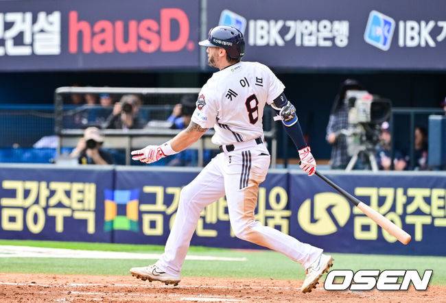 [OSEN=잠실, 박준형 기자]  27일 오후 서울 잠실구장에서 ‘2025 신한 SOL BANK KBO리그’ 두산 베어스와 롯데 자이언츠의 경기가 진행됐다.이날 경기에서 두산은 최승용을, 롯데는 박진을 선발투수로 내세웠다.4회말 무사 1루 두산 케이브가 안타를 날리고 있다.   2025.04.27 / soul1014@osen.co.kr