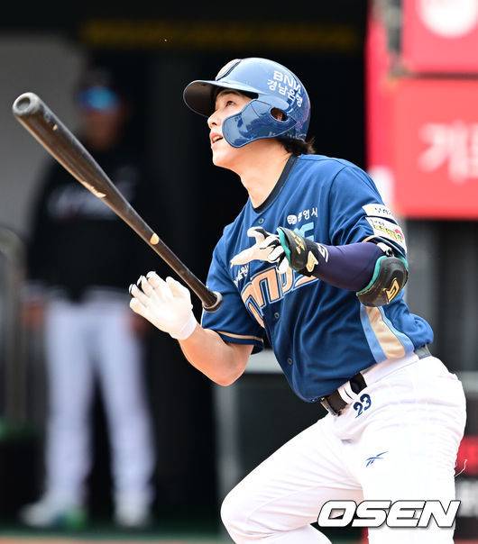 [OSEN=수원, 김성락 기자] 6일 오후 수원 KT위즈파크에서 ‘2025 신한 SOL Bank KBO리그’ KT 위즈와 NC 다이노스의 경기가 열렸다.홈팀 KT는 헤이수스, 원정팀 NC는 라일리를 선발로 내세웠다. 4회초 NC 선두타자 천재환이 3루타를 날리고 있다. 2025.05.06 / ksl0919@osen.co.kr