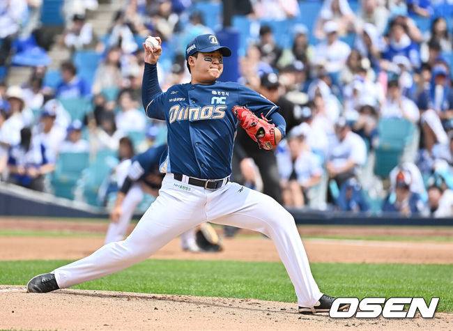 [OSEN=대구, 이석우 기자] 27일 대구삼성라이온즈파크에서 2025 신한 SOL 뱅크 KBO 리그 삼성 라이온즈와 NC 다이노스의 경기가 열렸다. 홈팀 삼성은 레예스가, 방문팀 NC는 신민혁이 선발 출전했다. NC 다이노스 선발 투수 신민혁이 역투하고 있다. 2025.04.27 / foto0307@osen.co.kr