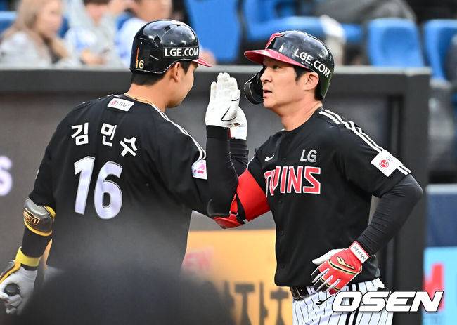 [OSEN=대구, 이석우 기자] 10일 대구삼성라이온즈파크에서 2025 신한 SOL 뱅크 KBO 리그 삼성 라이온즈와 LG 트윈스의 더블헤더 2차전 경기가 열렸다. 홈팀 삼성은 레예스가, 방문팀 LG는 임찬규가 선발 출전했다. LG 트윈스 오지환이 2회초 1사 우월 솔로 홈런을 치고 하이파이브를 하고 있다. 2025.05.10 / foto0307@osen.co.kr