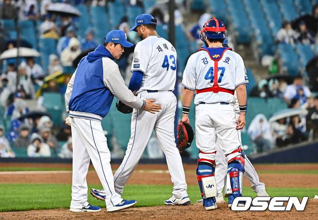 [OSEN=대구, 이석우 기자] 10일 대구삼성라이온즈파크에서 2025 신한 SOL 뱅크 KBO 리그 삼성 라이온즈와 LG 트윈스의 더블헤더 2차전 경기가 열렸다. 홈팀 삼성은 레예스가, 방문팀 LG는 임찬규가 선발 출전했다. 삼성 라이온즈 선발 투수 레예스가 5회초 교체되고 있다. 2025.05.10 / foto0307@osen.co.kr