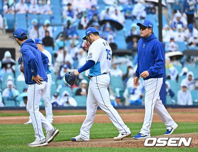 [OSEN=대구, 이석우 기자] 10일 대구삼성라이온즈파크에서 2025 신한 SOL 뱅크 KBO 리그 삼성 라이온즈와 LG 트윈스의 경기가 열렸다. 홈팀 삼성은 후라도가, 방문팀 LG는 손주영이 선발 출전했다. 삼성 라이온즈 선발 투수 후라도가 7회초 교체되고 있다. 2025.05.10 / foto0307@osen.co.kr