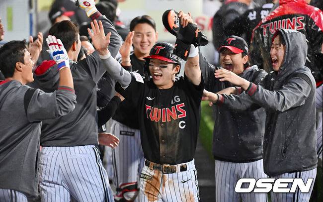 [OSEN=대구, 이석우 기자] 10일 대구삼성라이온즈파크에서 2025 신한 SOL 뱅크 KBO 리그 삼성 라이온즈와 LG 트윈스의 더블헤더 2차전 경기가 열렸다. 홈팀 삼성은 레예스가, 방문팀 LG는 임찬규가 선발 출전했다. LG 트윈스 박해민이 5회초 무사 3루 문성주의 우중간 1타점 2루타때 득점을 올리고 기쁨을 나누고 있다. 2025.05.10 / foto0307@osen.co.kr