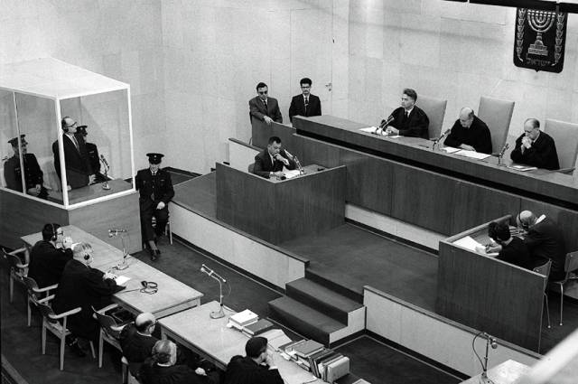 ▲ 예루살렘 법정에서 아이히만은 방탄유리로 둘러싼 피고석에서 재판을 받았다(1961년 12월15일).Ⓒ위키미디어
