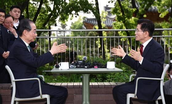 국민의힘 김문수 대선후보와 무소속 한덕수 대선 예비후보가 지난 8일 서울 국회 사랑재에 위치한 커피숍에서 만나 회동하고 있다. 연합뉴스