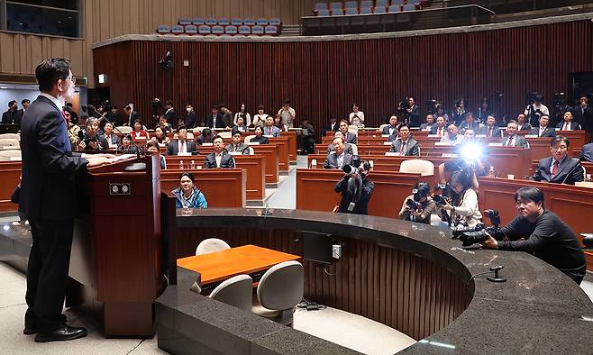 지난 9일 국민의힘 김문수 당시 대선 후보가 서울 여의도 국회에서 열린 의원총회에서 후보 단일화 문제와 관련해 발언하고 있다. 연합뉴스