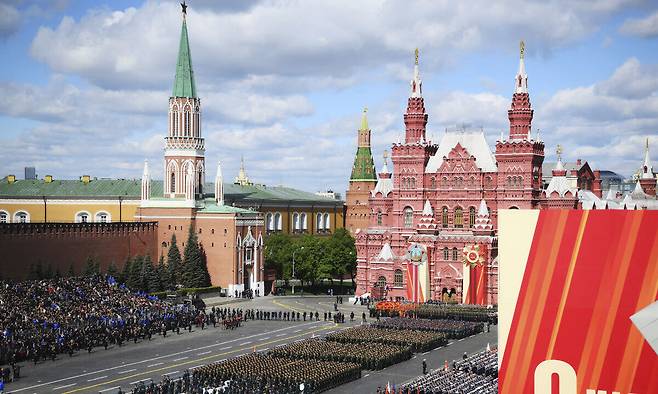 9일(현지시간) 러시아 모스크바 붉은광장에서 소련의 제2차 세계대전 승리 80주년을 기념하는 대규모 군사 퍼레이드가 열리고 있다.&nbsp;우크라이나와의 전쟁 등 여파로 전승절 행사를 축소해 진행해온 러시아는 올해 80주년을 맞아 성대한 행사를 준비했다. 모스크바=AP연합뉴스