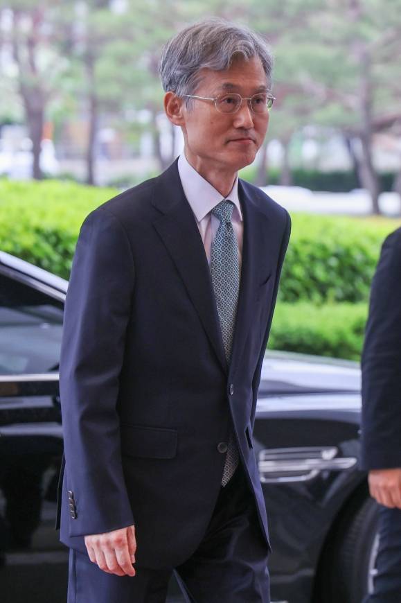 출근하는 조희대 대법원장 - 조희대 대법원장이 9일 서울 서초구 대법원으로 출근하고 있다. 연합뉴스