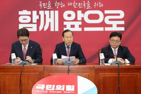 대선후보 교체에 대한 입장 밝히는 권영세 비대위원장 - 국민의힘 권영세 비상대책위원장이 10일 서울 여의도 국회에서 사상 초유의 대선 후보 교체에 대한 입장을 밝히고 있다. 연합뉴스