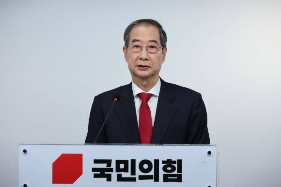 긴급 기자회견 하는 한덕수 후보 - 국민의힘에 입당한 한덕수 대선 예비후보가 10일 서울 여의도 캠프 사무실에서 현안 관련 긴급 기자회견을 하고 있다. 뉴스1