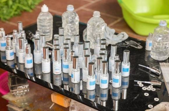 출처를 알 수 없는 액체, 향료, 백반 가루 등을 사용한 만든 가짜 화장품이 적발됐다. 사진=뚜오이째