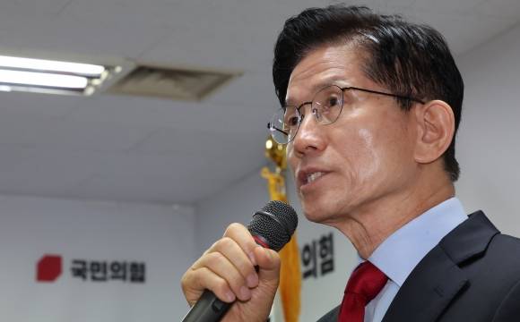 국민의힘으로부터 대선 후보 자격이 취소된 김문수 후보가 10일 오전 서울 여의도에 마련된 대선 캠프 사무실에서 긴급기자회견을 하고 있다. 2025.5.10 뉴스1