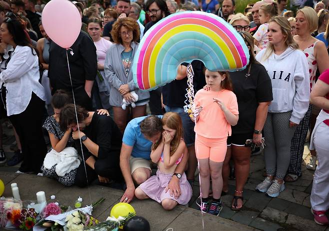 2024년 7월, 영국 어린이 댄스 교실에서 10대 남성의 흉기 난동으로 사망한 소녀들을 추모하고 있다. ⓒEPA