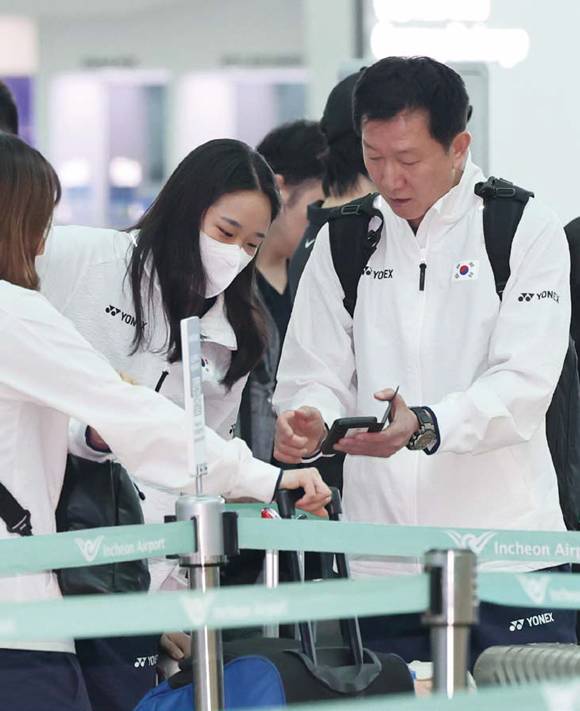 4월24일 인천공항에서 박주봉 감독과 안세영이 대회 출전을 위한 출국에 앞서 대화하고 있다. ⓒ연합뉴스