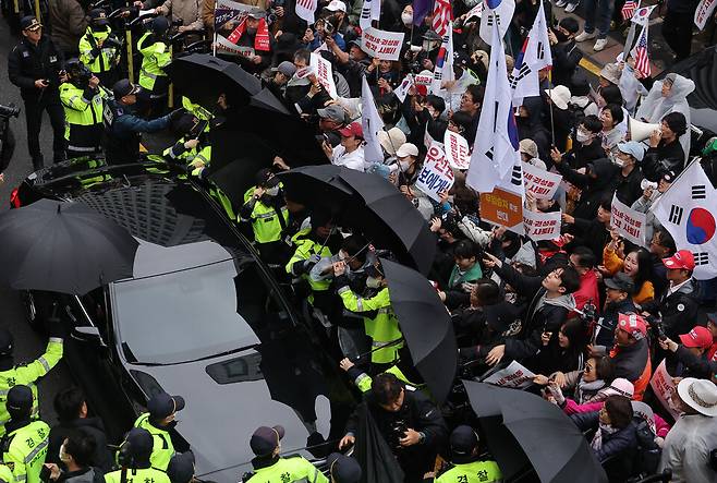 5월10일 한덕수 대선 예비후보가 긴급 기자회견을 위해 서울 여의도 국민의힘 중앙당사에 들어선 가운데 당사 앞 김문수 후보 지지 및 국민의힘 규탄 집회 참가자들이 한 후보의 차량과 당사 건물을 향해 규탄 구호를 외치고 있다. ⓒ 연합뉴스