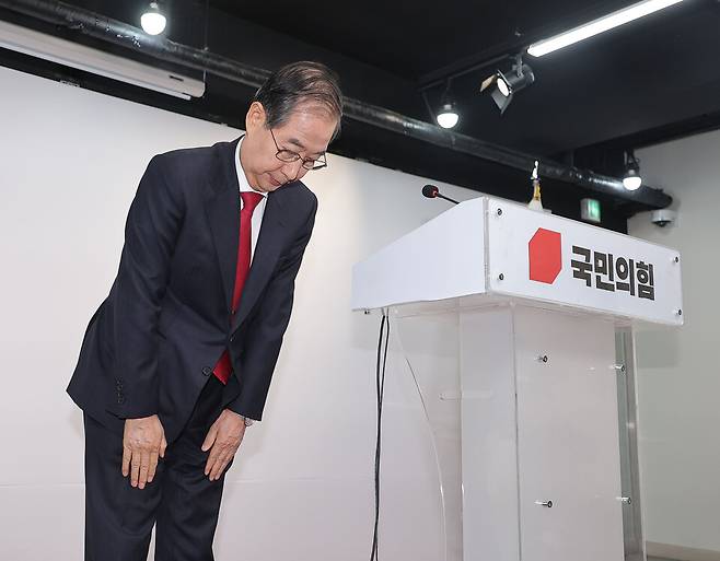 한덕수 대선 예비후보가 5월10일 서울 여의도 국민의힘 중앙당사에서 긴급 기자회견에 참석하며 인사하고 있다. ⓒ 연합뉴스