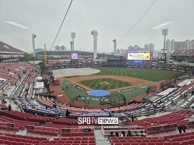 ▲ 수원 KT위즈파크에 설치됐던 방수포가 해체 작업을 거치고 있다. ⓒ윤욱재 기자