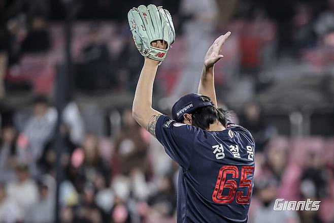 ▲ 롯데 정철원이 위기에서 벗어나자 박수를 치고 있다. ⓒ롯데 자이언츠