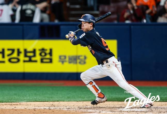 한화 황영묵이 9일 고척 키움전에서 안타를 치고 있다. /사진=한화 이글스 제공