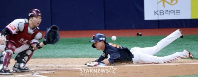 한화 황영묵이 9일 고척스카이돔에서 열린 2025 KBO리그 키움히어로즈와 한화이글스 경기 3회초 1사 1,2루 문현빈의 안타에 득점하고 있다. /사진=강영조 선임기자