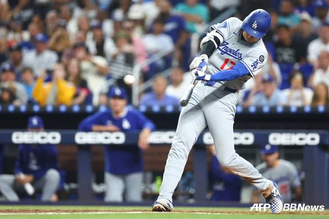 홈런을 날리는 오타니 쇼헤이. /AFPBBNews=뉴스1