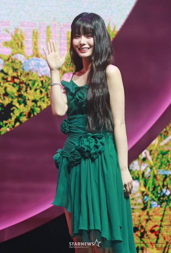 걸그룹 피프티피프티(FIFTY FIFTY) 키나가 20일 오후 서울 광진구 예스24라이브홀에서 진행된 두 번째 미니 앨범 '러브 튠'(Love Tune) 발매 기념 쇼케이스에서 포즈를 취하고 있다.  '러브' 버전과 '튠' 버전 2가지로 발매되는 이번 앨범은 타이틀곡 'SOS'와 선공개 곡 '스타리 나잇'(Starry Night)'을 비롯해 '푸시 유어 러브'(Push Your Love), '그래비티'(Gravity), '스태리 나잇', 'SOS' 영어 버전까지 총 6개 곡이 수록됐다. /2024.09.20 /사진=이동훈