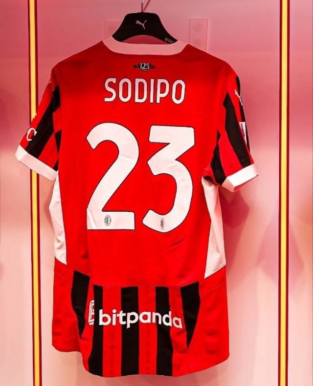 어머니의 이름이 적힌 AC밀란 수비수 피카요 토모리 유니폼. /사진=AC밀란 SNS